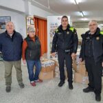 privat:-la-policia-local-de-palamos-fa-entrega-dels-mes-de-70-quilos-d’aliments-recollits-en-la-campanya-solidaria-de-nadal-a-caritas-palamos-i-sant-joan