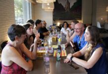 Un grup d’estrangers que viuen a Girona aprenen català en trobades setmanals a un bar