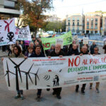 Defensem l’Empordanet rebutja el pla energètic de la Generalitat per l’impacte que tindria al paisatge de la comarca Pancartes de la concentració convocada per Defensem l'Empordanet al davant de la Delegació del Govern de Girona Data de publicació: dilluns 01 de desembre del 2025, 18:11 Localització: Girona Autor: Xavier Pi