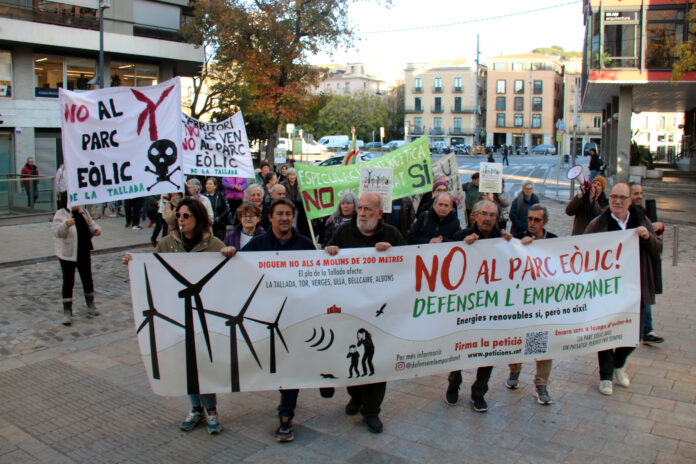 Pancartes de la concentració convocada per Defensem l'Empordanet al davant de la Delegació del Govern de Girona Data de publicació: dilluns 01 de desembre del 2025, 18:11 Localització: Girona Autor: Xavier Pi