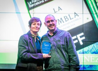 Oliver Martínez, responsable del Cinema Casino de Begur, rep el Premi Capítol a La Rambla Film Festival