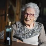 La dona centenària de Riells i Viabrea que ha “ressuscitat” la ratafia de la seva àvia