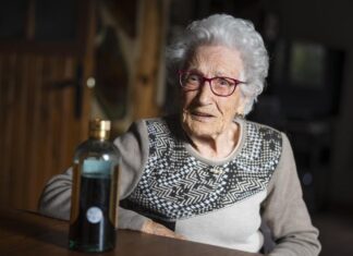 La dona centenària de Riells i Viabrea que ha “ressuscitat” la ratafia de la seva àvia