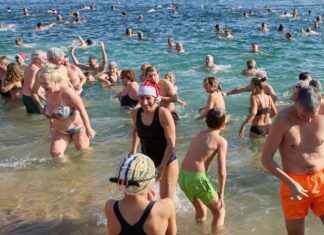 Centenars de persones comencen el 2026 amb un bany a la platja de Sant Feliu de Guíxols privat:-centenars-de-persones-comencen-el-2026-amb-un-bany-a-la-platja-de-sant-feliu-de-guixols