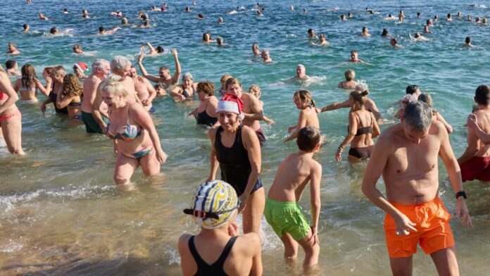 privat:-centenars-de-persones-comencen-el-2026-amb-un-bany-a-la-platja-de-sant-feliu-de-guixols