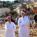 privat:-centenars-de-persones-comencen-el-2026-amb-un-bany-a-la-platja-de-sant-feliu-de-guixols