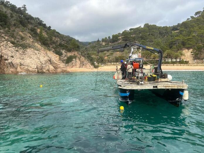 privat:-extreuen-mes-d’11-tones-d’elements-de-fondeig-i-residus-que-impactaven-la-posidonia-a-la-costa-del-massis-de-cadiretes