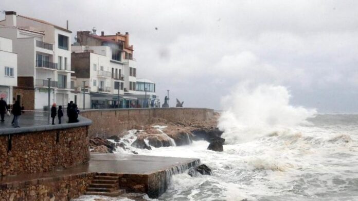 privat:-proteccio-civil-envia-una-alerta-als-mobils-de-19-municipis-de-l’alt-i-el-baix-emporda-pel-temporal-maritim-de-dilluns