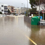 privat:-el-temporal-deixa-carrers-negats-a-llanca-i-l’ajuntament-esta-pendent-de-si-es-desborda-la-riera