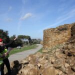 privat:-el-temporal-harry-provoca-l’esllavissada-d’un-tram-de-la-muralla-iberica-d’ullastret