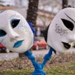 privat:-ja-es-respira-ambient-de-carnaval-amb-mascares,-cartells-i-llums-especials!