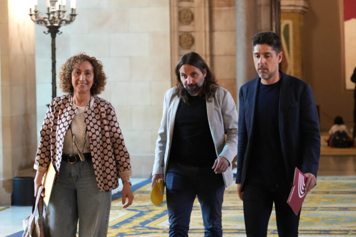 La portaveu d'ERC al Parlament, Ester Capella, i el portaveu dels Comuns al Parlament, David Cid, dirigint-se a la reunió de la Junta de Portaveus Data de publicació: dimarts 27 de maig del 2025, 10:52 Localització: Barcelona Autor: Redacció Taxa turística