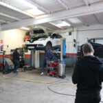 Els mecànics gironins alerten de la falta de relleu generacional tot i l’increment de feina que tenen als tallers mecànics