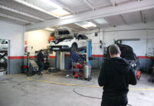 Els mecànics gironins alerten de la falta de relleu generacional tot i l’increment de feina que tenen als tallers mecànics