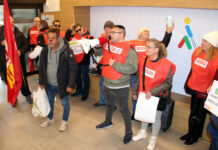 Delegats de CCOO es tanquen a la seu de l’ONCE de Girona per reclamar que readmetin un company a qui s’ha acomiadat