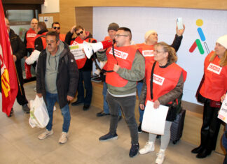 Delegats de CCOO es tanquen a la seu de l’ONCE de Girona per reclamar que readmetin un company a qui s’ha acomiadat