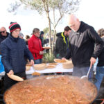 Veïns de l’Empordà se sumen al tall de l’AP-7 per donar suport a la pagesia Els cuiners servint la fideuà Data de publicació: dissabte 10 de gener del 2026, 15:12 Localització: Pontós Autor: Berta Artigas Fontàs