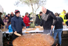 Veïns de l’Empordà se sumen al tall de l’AP-7 per donar suport a la pagesia Els cuiners servint la fideuà Data de publicació: dissabte 10 de gener del 2026, 15:12 Localització: Pontós Autor: Berta Artigas Fontàs