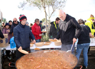Veïns de l’Empordà se sumen al tall de l’AP-7 per donar suport a la pagesia Els cuiners servint la fideuà Data de publicació: dissabte 10 de gener del 2026, 15:12 Localització: Pontós Autor: Berta Artigas Fontàs