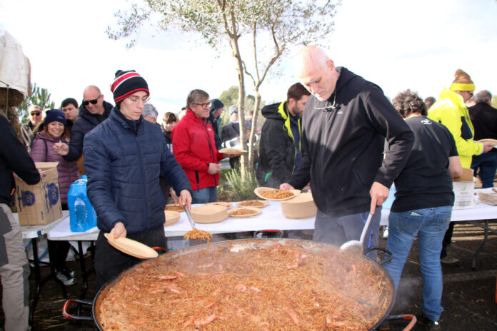 Els cuiners servint la fideuà Data de publicació: dissabte 10 de gener del 2026, 15:12 Localització: Pontós Autor: Berta Artigas Fontàs