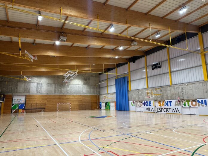 Calonge i Sant Antoni instal·la focus LED a les pistes poliesportives dels dos pavellons municipals