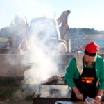 Els pagesos gironins exigeixen “fets tangibles” a la conselleria d’Agricultura per aixecar el tall de l’autopista AP-7. Un home cuinant brasa, aquest matí a l'autopista AP-7 a Pontós Data de publicació: diumenge 11 de gener del 2026, 13:17 Localització: Pontós Autor: Berta Artigas Fontàs