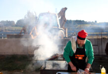 Els pagesos gironins exigeixen “fets tangibles” a la conselleria d’Agricultura per aixecar el tall de l’autopista AP-7. Un home cuinant brasa, aquest matí a l'autopista AP-7 a Pontós Data de publicació: diumenge 11 de gener del 2026, 13:17 Localització: Pontós Autor: Berta Artigas Fontàs