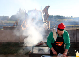 Els pagesos gironins exigeixen “fets tangibles” a la conselleria d’Agricultura per aixecar el tall de l’autopista AP-7. Un home cuinant brasa, aquest matí a l'autopista AP-7 a Pontós Data de publicació: diumenge 11 de gener del 2026, 13:17 Localització: Pontós Autor: Berta Artigas Fontàs