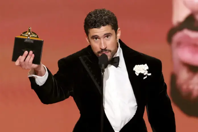 bad-bunny-fa-historia-als-grammy-2026-i-guanya-l’album-de-l’any-amb-“debi-tirar-mas-fotos”