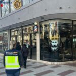 privat:-dos-operatius-policials-a-platja-d’aro-acaben-amb-un-detingut,-mes-de-20-identificats-i-material-electronic-intervingut