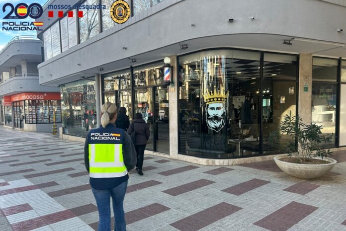 privat:-dos-operatius-policials-a-platja-d’aro-acaben-amb-un-detingut,-mes-de-20-identificats-i-material-electronic-intervingut