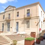 privat:-un-jutjat-obliga-verges-a-collocar-la-bandera-espanyola-a-l’exterior-de-l’ajuntament-i-fa-retirar-estelades-de-fanals