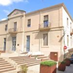 privat:-un-jutjat-obliga-verges-a-collocar-la-bandera-espanyola-a-l’exterior-de-l’ajuntament-i-fa-retirar-estelades-de-fanals