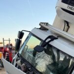 privat:-un-camio-queda-mig-bolcat-a-la-gi-643-a-gualta-despres-de-sortir-de-la-via