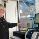 Un celler de l’Alt Empordà incorpora intel·ligència artificial per millorar la qualitat del seu oli