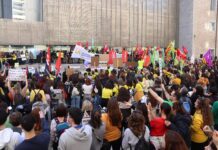 Uns 12.000 docents es manifesten a Girona per exigir més recursos al Departament d’Educació vaga educació docents