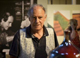L’artista i ceramista Carles Sala dona 108 peces al Terracotta Museu Carles Sala durant la inauguració d'una exposició al Terracotta Museu. Fotogrfia Anna Pascual (2)