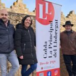 Calonge i Sant Antoni presenta una sardana per commemorar el 8M La regidora d'igualtat i Dona, Elena Montiel, amb integrants de la cobla La Principal del Llobregat sardana