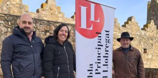 Calonge i Sant Antoni presenta una sardana per commemorar el 8M La regidora d'igualtat i Dona, Elena Montiel, amb integrants de la cobla La Principal del Llobregat sardana