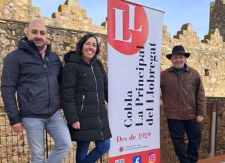 Calonge i Sant Antoni presenta una sardana per commemorar el 8M La regidora d'igualtat i Dona, Elena Montiel, amb integrants de la cobla La Principal del Llobregat sardana