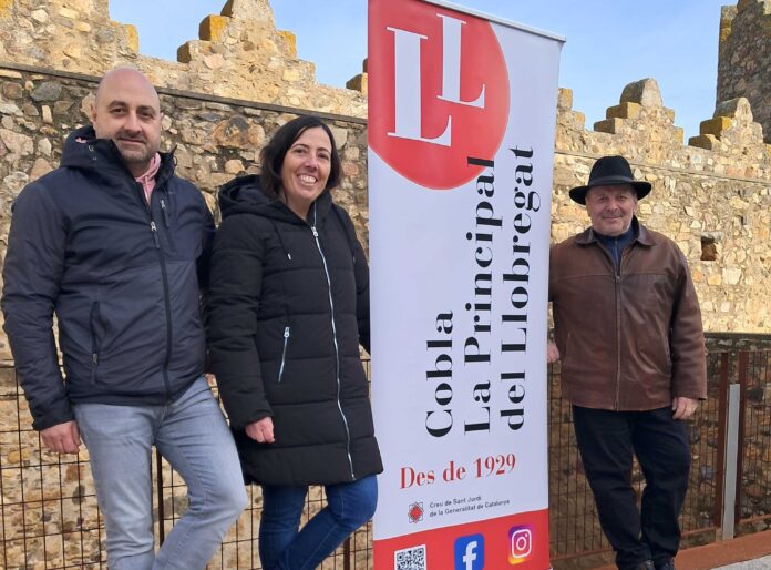 La regidora d'igualtat i Dona, Elena Montiel, amb integrants de la cobla La Principal del Llobregat sardana