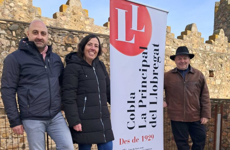 Calonge i Sant Antoni presenta una sardana per commemorar el 8M La regidora d'igualtat i Dona, Elena Montiel, amb integrants de la cobla La Principal del Llobregat sardana