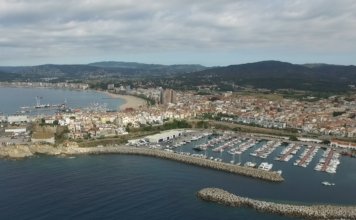 Palamós acull una caminada solidària amb motiu dels 25 anys de l’Associació d’Afectades de Fibromiàlgia Palamós port marina i barri vell