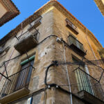 Una veïna de la Bisbal denuncia que fa 20 anys que paga per un pis on l’Ajuntament no li permet ni viure ni reformar