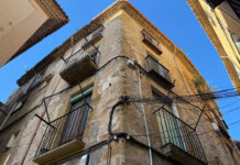 Una veïna de la Bisbal denuncia que fa 20 anys que paga per un pis on l’Ajuntament no li permet ni viure ni reformar