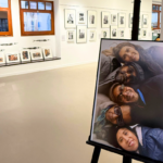 L’Espai Arteca de la Biblioteca de Palafrugell exposa el projecte fotogràfic Vides Creuades de Marina Bakalulis