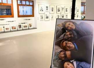 L’Espai Arteca de la Biblioteca de Palafrugell exposa el projecte fotogràfic Vides Creuades de Marina Bakalulis