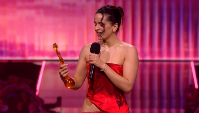 olivia-dean-i-rosalia-brillen-als-brit-awards-2026-en-una-gala-marcada-pel-pop-contemporani-i-les-actuacions-espectaculars