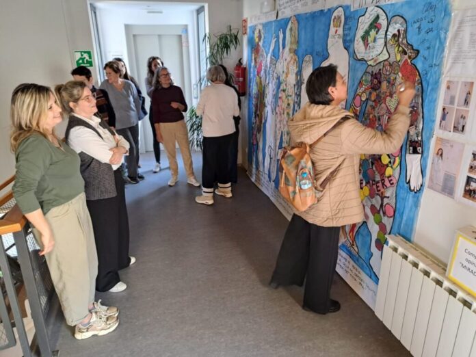 privat:-accio-social-mostra-el-mural-participatiu-“amb-mirada-de-dona”,-on-es-representa-la-diversitat-d’aquest-collectiu-a-palamos
