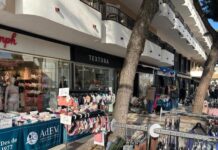 Torna la campanya “Aquest estiu, Platja d’Aro… per cel, mar i terra!” per impulsar el comerç local privat:-platja-d’aro-treu-les-botigues-al-carrer,-pero-l’amenaca-de-pluja-aixafa-la-festa-als-comerciants